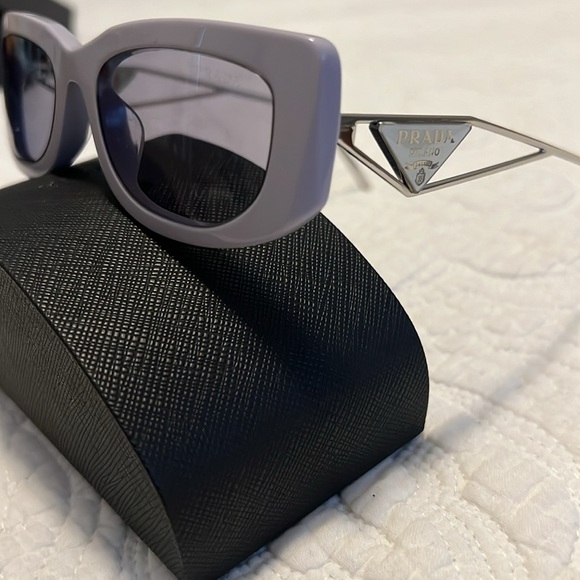Brandnew Prada sunglasses comes with case - Picture 3 of 5